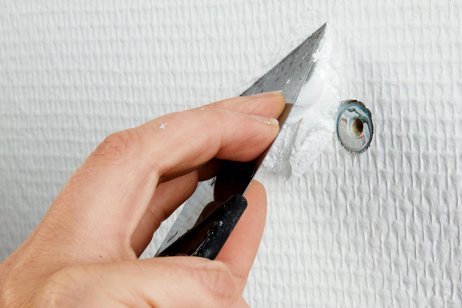 Spackla hål Spackla hål i tak och väggar